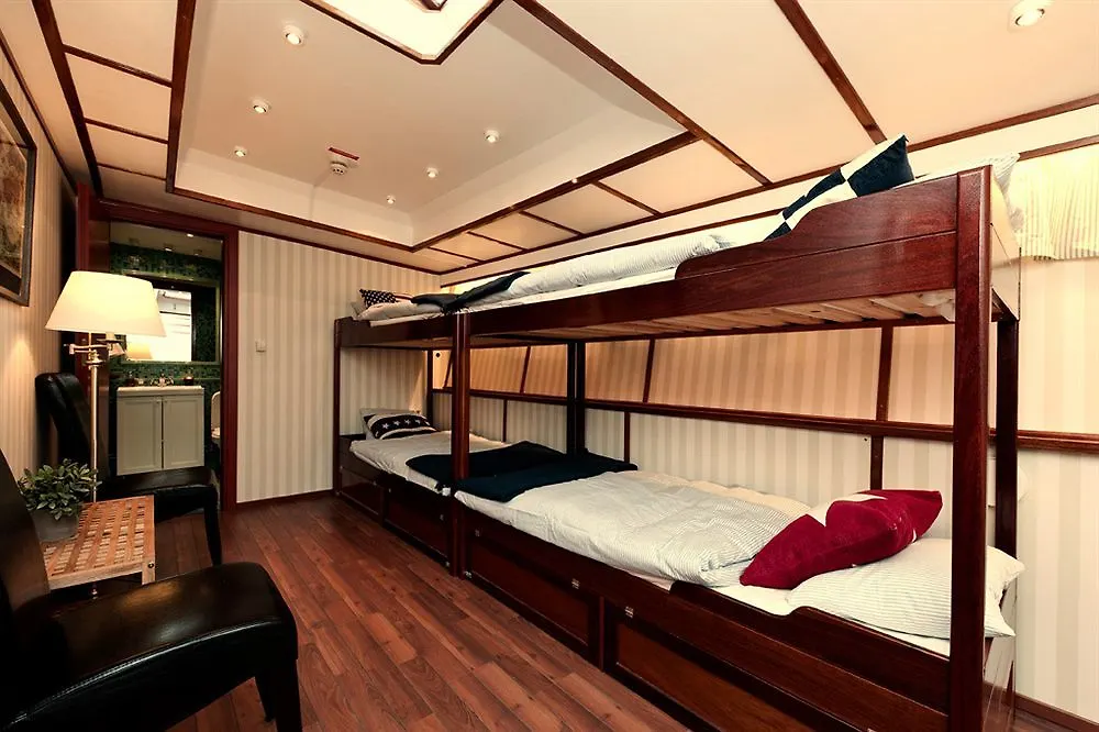 Hotell M/S Monika Stockholm 3*,
